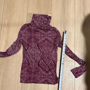 Athleta Maroon Patterned Turtle Neck